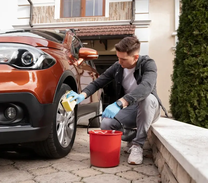 Lavage auto à domicile Prin-Deyrançon : professionnel intervenant sur un véhicule